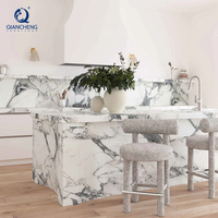 Tabourets de bar hauts en tissu confortable avec pieds en métal doré personnalisés blancs avec repose-pieds pour café salle à manger restaurant hôtel