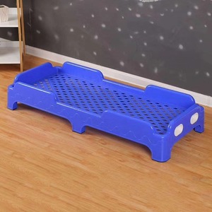 Lit de sieste en plastique pour enfants 138x60x25cm, durable, bleu, pour la maternelle - Product Image 1