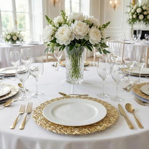 Piatti Decorativi Rotondi Dorati da 13 Pollici in Plastica con Fiori Traforati per Matrimoni, Feste ed Eventi - Product Image 6