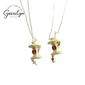 Collier de clavicule pour femme, tendance, style célébrité, avec pendentif pomme géométrique en zircon, nouveau, haut de gamme, micro-inserts en cuivre, collection décembre - Product Image 1