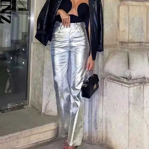 <span class=keywords><strong>Pantaloni</strong></span> da <span class=keywords><strong>donna</strong></span> a gamba dritta a vita alta in similpelle lucida color argento metallizzato, stile denim a gamba larga con tasche a vita media - Product Image 1