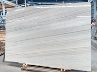 Dalle de marbre sable blanc de luxe avec finition platine et veines d'or Texture sergé Texture droite pour les hôtels d'espaces intérieurs