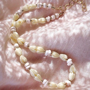 مجوهرات ألها للشاطئ والزفاف والعطلات, قلادة وأقراط من الخرز على شكل صدف من مسحوق المرجان ، مجوهرات هاواي ، مجوهرات ألها للشاطئ ، مناسبة للعطلات وحفلات الزفاف - Product Image 2