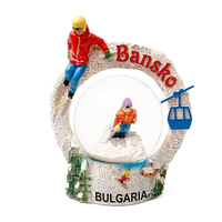 Personalisierte Schneekugel mit Skifahrern und Berglandschaft, Souvenir aus Bansko, Bulgarien, aus Harz und Glas.