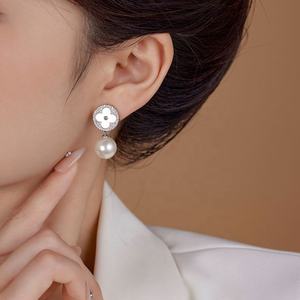 ต่างหูเงินแท้ S925 ชุบทอง ประดับเพชรซิคอน ดีไซน์ดอกไม้สี่แฉก ประดับมุกทรงอสมมาตร ดีไซน์หรูหรา - Product Image 5