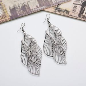 Pendientes largos de Metal Dorado Americano europeo transfronterizo elegante de gama alta para mujer hojas huecas borla diamante Alta Atmósfera - Product Image 3
