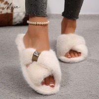 Chaussons d'intérieur plats à bout ouvert en fausse fourrure avec pompons pour femme – Collection Automne 2026