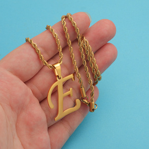 Collana <span class=keywords><strong>con</strong></span> Ciondolo a Lettera Iniziale in Acciaio Inossidabile Placcato Oro 18K <span class=keywords><strong>con</strong></span> 26 Accessori Personalizzabili per <span class=keywords><strong>Nome</strong></span> <span class=keywords><strong>Maschile</strong></span> e Femminile - Product Image 2