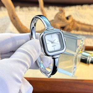 Elegante Orologio da Polso da Donna con Bracciale, Quadrante Quadrato Raffinato, Movimento al Quarzo, Stile <span class=keywords><strong>Vintage</strong></span>, Cinturino a Bracciale (WA435) - Product Image 2