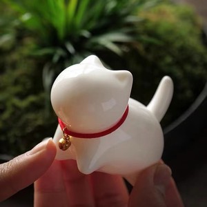 ตุ๊กตาแมวเซรามิกสีขาวพร้อมกระดิ่งคอสีแดงสำหรับตกแต่งชุดน้ำชา - Product Image 3
