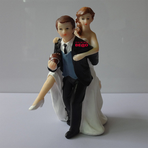 Romantische Hochzeitstortenfigur: Bräutigam auf der Braut sitzend, Hochzeitsdekoration, Paar-Favorit, Harz-Puppe, Jubiläumsgeschenk - Product Image 2