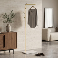 Porte-manteau sur pied en métal de style moderne et épuré, de luxe discret, avec plateau en pierre pour la maison