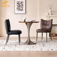 Chaise de salle à manger haut de gamme multicolore rembourrée, dossier plissé, pieds en fer noir, chaise de salle à manger en cuir PU pour hôtel et restaurant
