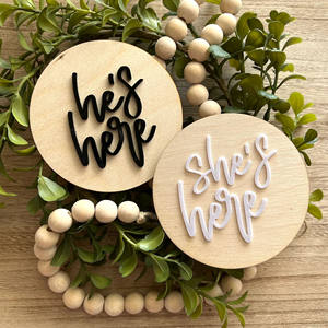 Él está aquí, ella está aquí, señal de anuncio de nacimiento de hito de bebé de madera, decoración de guardería de madera, accesorio de foto de recién nacido, placa de bebé - Product Image 4