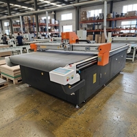 Cutter CNC à couteau oscillant 12KW pour la découpe de cuir, EVA, fibre de carbone, aérogels, applications aérospatiales, transport ferroviaire et structures membranaires