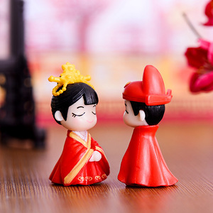 Figuritas en <span class=keywords><strong>miniatura</strong></span> <span class=keywords><strong>muñecas</strong></span> nuevas parejas <span class=keywords><strong>antiguas</strong></span> Mini adornos de plástico estilo chino regalos de boda coche de escritorio decoración del hogar - Product Image 5