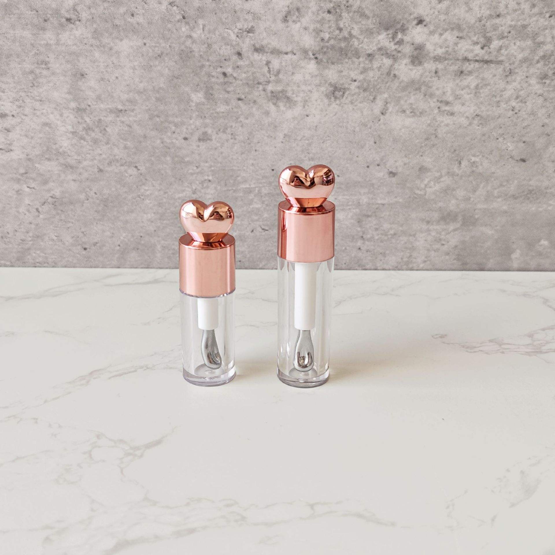 ที่คาดผมสีชมพูรูปหัวใจ