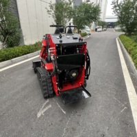 Chargeuse compacte sur chenilles pour logistique rapide avec fendeuse de bûches et scie à roche pour la foresterie et les petits terrains municipaux