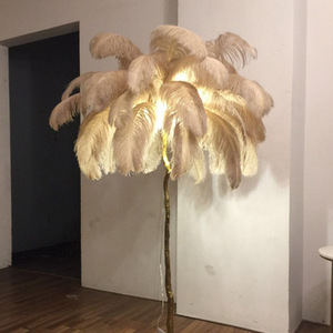 Lampe sur pied nordique pour la décoration de la chambre à coucher et du salon, lampe sur pied en plumes d'<span class=keywords><strong>autruche</strong></span> rouge, rose et or, lampe de table - Product Image 2