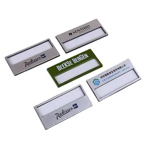 Targhette personalizzate in metallo con taglio laser uniforme in alluminio targhetta nome distintivo magnetico con logo