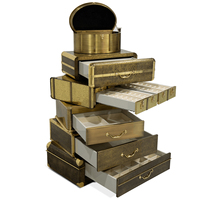 Coffret à bijoux de luxe vintage en forme de valise dorée pour bureau à domicile et hôtel, avec tiroirs personnalisables en laiton poli et systèmes de verrouillage sécurisés