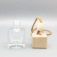 Bouteille de diffuseur de parfum suspendu de voiture transparente en forme de cube de 10ml avec joint de pulvérisateur de pompe à capuchon en bois et corde pour évents d'huile essentielle