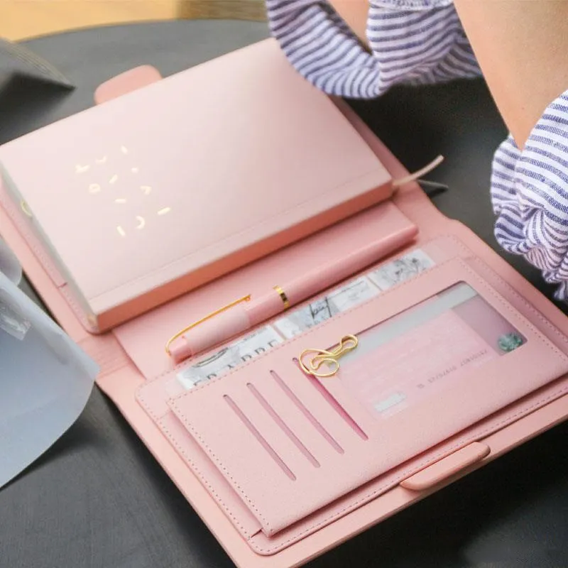 Lindo cuaderno de cuero PU A5 B6 planificador 2024 2025 Agenda artículos de regalo con bolígrafo Logotipo de promoción personalizado cuaderno de diario lácteo rosa