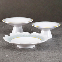 Assiette élégante en mélamine à pied, motif pétale dégradé vert et bord doré, idéale pour la présentation de desserts et de fruits