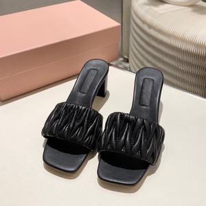 Sandalias y pantuflas de cuero genuino con logotipo personalizado, transpirables, acolchadas, ligeras, con suela plana, para mujer, de verano. - Product Image 1