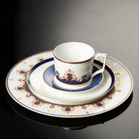 Vaisselle de cuisine haut de gamme ensembles d'assiettes en céramique nordique blanc or jante porcelaine ensembles de vaisselle ensembles de dîner de vaisselle bleue de luxe
