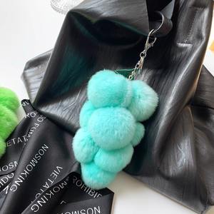 Lindo colgante de llavero de coche de uva peluda de alta calidad llavero de fruta de felpa esponjosa suave monedero encanto llavero bolsa adornos colgantes - Product Image 5