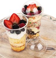 Vente directe d'usine Gobelet en plastique transparent PLA PE 20oz 16oz 12oz 9oz jetable personnalisé pour le dessert avec couvercle en dôme et pailles