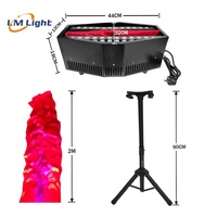 Lumière LED à effet flamme triangulaire LM Factory avec télécommande pour fêtes et activités festives, effet flamme de soie de 2 mètres
