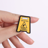 Broche amusante jaune en émail avec signe d'avertissement de prudence, motif « Passerelle en cours », badge de revers créatif, notice de sécurité