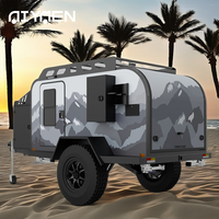 Petite caravane de luxe tout-terrain à toit plat avec cuisine coulissante en acier inoxydable, étanche, légère et robuste