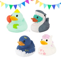 Juguetes de baño de bañera con forma de pato de goma de tiburón de PVC impresos en masa personalizados que incorporan diseños de patrones