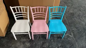 Les chaises en plastique durables et vigoureuses empilables pour les restaurants d'intérieur des enfants partie la chaise