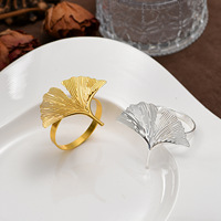 Vente en gros d'anneaux de serviette créatifs en forme de feuille de Ginkgo, boucle de serviette en feuille d'or pour la décoration de table à la maison, mariage