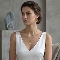 Parure de bijoux tendance en acier inoxydable plaqué or pour femme, collier et boucles d'oreilles queue de poisson gaufrée, idéale pour mariage et anniversaire