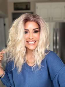 Perruque synthétique courte ondulée couleur blond froid avec dentelle transparente, faible densité 130% - Vente en gros - Product Image 2