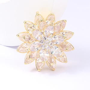 Broche Lotus Tridimensionnelle de Luxe Robuste, Corsage Floral Unique, Accessoire Épingle de Costume pour Veste, Zircon, Mariages, Fêtes - Product Image 3