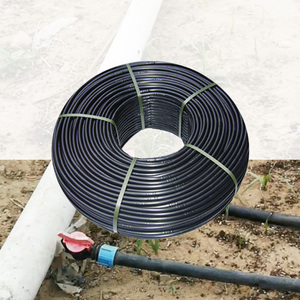 Rouleau de tuyau d'arrosage en plastique noir pour serre de tomates - Product Image 1
