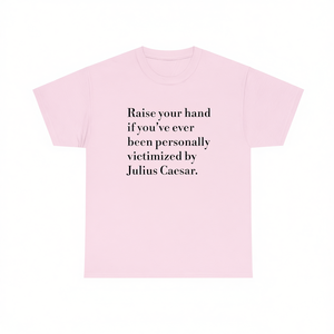 Maglietta 'Victimized By Caesar', T-shirt Impero Romano, Maglietta Meme Divertente, Regalo Scherzo Inadeguato, Maglietta 'Dumb Cursed' - Product Image 2