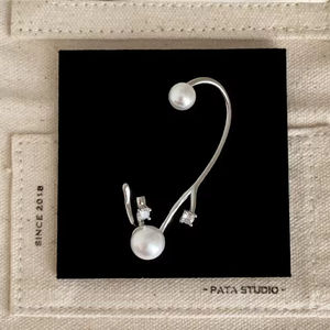 Pendientes de Estilo Único con Diseño Asimétrico que Combinan la Elegancia de Perlas y Circonita Cúbica, Accesorio de Moda en Latón - Product Image 5