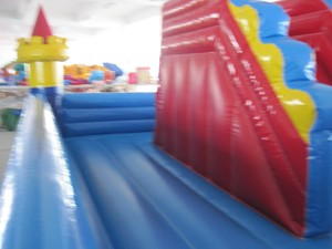 Château gonflable sur le thème du cœur et de l'amour, en PVC, respectueux de l'environnement, capacité de 800 kg pour 12 passagers, utilisation commerciale en extérieur - Product Image 4