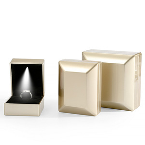 Boîte à bijoux en plastique peinte sur mesure avec éclairage LED, pour bagues, bracelets, pendentifs, emballage haut de gamme pour présentation - Product Image 4