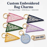 Breloques de sac brodées personnalisées en gros, porte-clés nominatifs, étiquettes brodées 3D en relief pour sacs, cadeau, MOQ 50 pièces