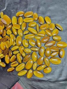 หินพลอยหลังเบี้ยตาเสือตามต้องการขนาดและสีที่กำหนดเองได้สำหรับทำเครื่องประดับอัญมณีแบบหลวมจากอินเดีย - Product Image 5