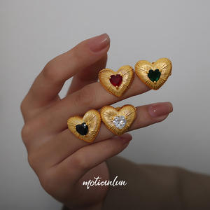 Petite bande de personnalité unique <span class=keywords><strong>dessin</strong></span> texture amour conception mosaïque multicolore sectionnel zircon cuivre boucles d'oreilles - Product Image 3