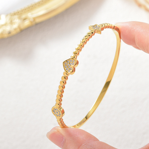Superbe Bracelet en Acier Inoxydable Plaqué Or 18 carats, Anti-décoloration, Brillant, Intemporel, Chic et Féminin, avec Ornement Cœur Étoile en Zircon Incrusté, Vente en Gros - Product Image 2